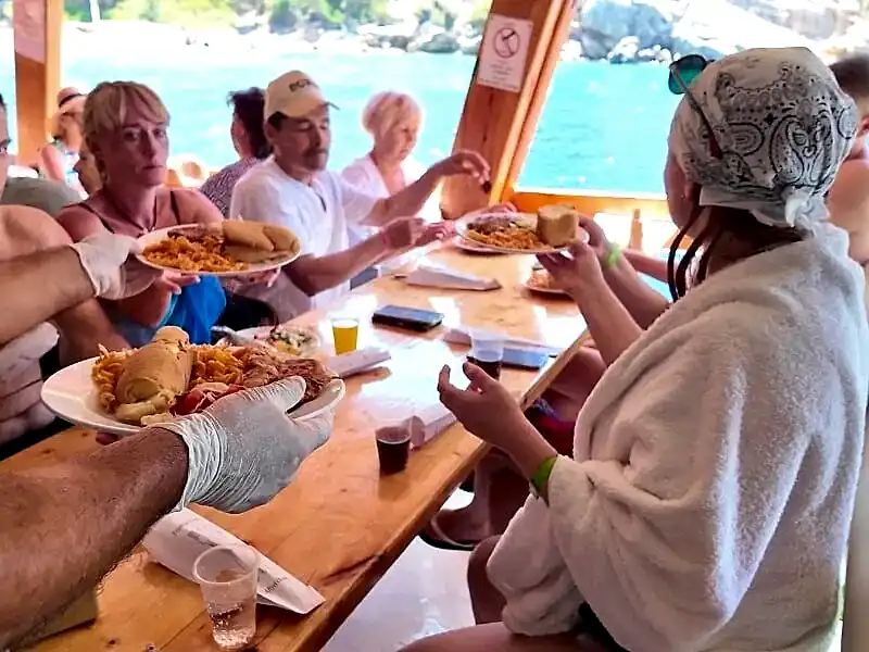 Denizin Ortasında Sıcak Bir Öğle Yemeği
