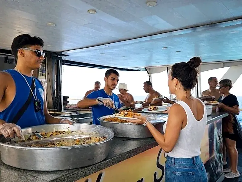 Güvertede Kurulan Açık Büfe, Deniz Manzarası ve Self Servis Rahatlığı