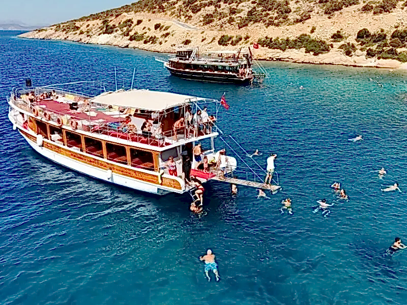 Meteor Koyu'nda yüzme molası verilir.
